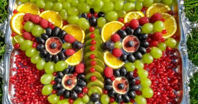 Obstkunst Schmetterling auf Silbertablett.