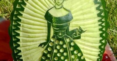 Frau mit Kleid auf Melone