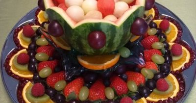 Obstkunstplatte Melone mit Kugeln und div Obst