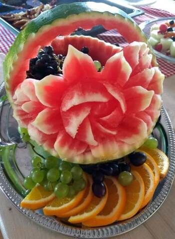Obstkunst Melone geschnitzt