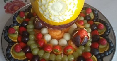 Obstkunstteller mit Honigkorb