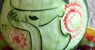 Obstkunst Melone Frau mit Hut